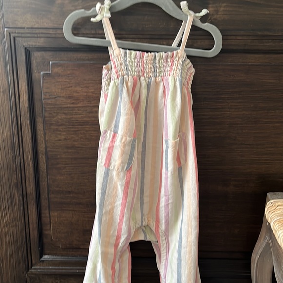 Old navy romper- perfect for spring/ summer - Picture 3 of 3